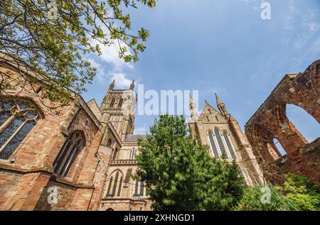 Vista esterna dell'iconica cattedrale di Worcester e delle rovine di Guesten Hall, Worcester, città e contea di Worcestershire, West Midlands Foto Stock