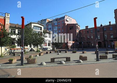 Non esclusiva: KIEV, UCRAINA - 14 LUGLIO 2024 - Una piazza deserta è in una calda giornata estiva, Kiev, capitale dell'Ucraina. Foto Stock