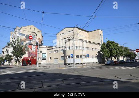 Non esclusiva: KIEV, UCRAINA - 14 LUGLIO 2024 - Una strada deserta è in una calda giornata estiva, Kiev, capitale dell'Ucraina. Foto Stock