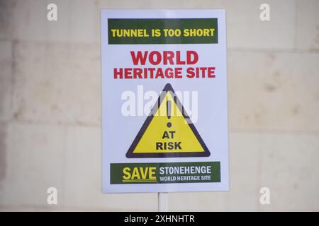 Londra, Regno Unito. 15 luglio 2024. Gli attivisti organizzano una protesta al di fuori della Royal Courts of Justice, mentre inizia l'ultima sfida legale contro il nuovo progetto stradale e tunnel vicino all'iconica Stonehenge. Crediti: Vuk Valcic/Alamy Live News Foto Stock