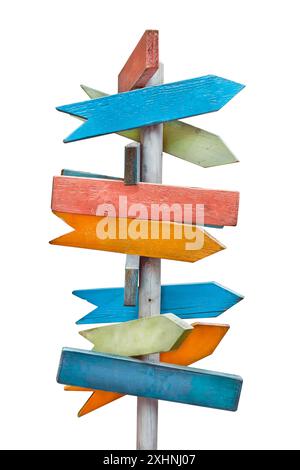 Colorati cartelli freccia di direzione in legno su un palo di legno isolato su sfondo bianco Foto Stock