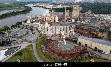 International Paper Mill - Port Wentworth, Georgia - luglio 2024. International Paper Company si trova ad affrontare ammende statali di quasi 28.000 dollari per lo scarico dei rifiuti Foto Stock