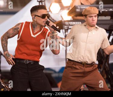 Rauw Alejandro sul palco per NBC Today Show Concert Series con Rauw Alejandro, Rockefeller Plaza, New York, NY, 12 luglio, 2024. foto di: Simon Lindenblatt/Everett Collection Foto Stock