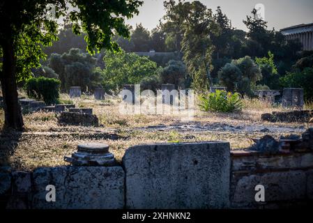 Resti del Medio Stoa, approssimativamente nel mezzo dell'Agorà e che la divide in aree nord e sud, l'antica Agorà di Atene, Atene, Gree Foto Stock