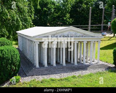 Sieben Weltwunder auf einen Streich MIT den hängenden Gärten der Semiramis wurde heute das 7. Antike Weltwunder der Öffentlichkeit in der Miniwelt Lichtenstein übergeben. Seit dem 15. Juli 1999 kann man im sächsischen Lichtenstein an einem Tag grenzenlos um die Welt reisen ohne Schiff oder Flugzeug zu besteigen. Im Lauf der Zeit ist die Welt gewachsen die Anzahl der Bauwerke Hat sich verändert ebenso wie das Antlitz des kulturellen Landschaftsparkes, die Miniwelt ist eine erholsame Grüne Oase. Im Bild der Artemisttempel von Ephesos um 11 Uhr die Dresdner Frauenkirche besichtigen und 30 Minuten Foto Stock