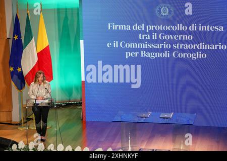 Napoli, Italia, 15 luglio 2024. La Presidente del Consiglio Italiano, Giorgia Meloni, durante la riunione di Napoli per la firma del protocollo, sulla zona industriale dismessa di ​​Bagnoli, con i fondi europei del piano Nazionale di ripresa e resilienza. Crediti: Marco Cantile/Alamy Live News Foto Stock