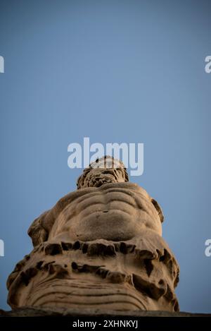 Statua di uno dei Giganti all'ingresso dell'Odeone di Agrippa, antica Agorà di Atene, Atene, Grecia Foto Stock