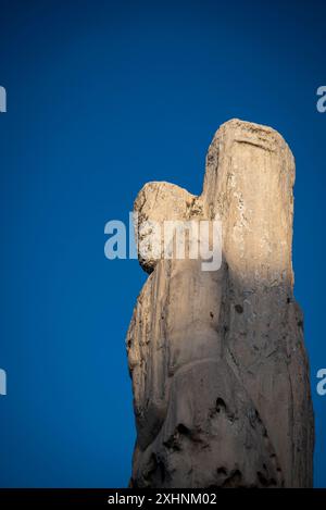 Statua di uno dei Giganti all'ingresso dell'Odeone di Agrippa, antica Agorà di Atene, Atene, Grecia Foto Stock