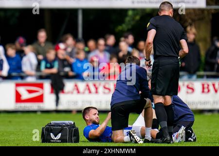 WEZEP, PAESI BASSI - 13 LUGLIO: Nicolas Raskin dei Rangers FC riceve cure mediche durante l'amichevole pre-stagione tra AFC Ajax e Ranger Foto Stock