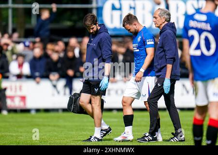 WEZEP, PAESI BASSI - 13 LUGLIO: Nicolas Raskin dei Rangers FC lascia il campo ferito durante l'amichevole pre-stagione tra AFC Ajax e Rangers Foto Stock