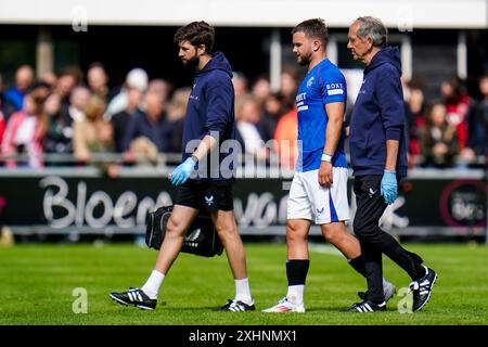 WEZEP, PAESI BASSI - 13 LUGLIO: Nicolas Raskin dei Rangers FC lascia il campo ferito durante l'amichevole pre-stagione tra AFC Ajax e Rangers Foto Stock