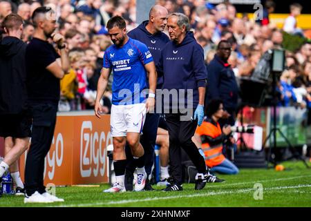 WEZEP, PAESI BASSI - 13 LUGLIO: Nicolas Raskin dei Rangers FC lascia il campo ferito durante l'amichevole pre-stagione tra AFC Ajax e Rangers Foto Stock