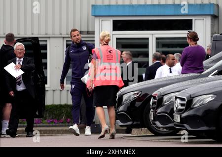 L'inglese Harry Kane arriva all'aeroporto Stansted di Londra. Gareth Southgate e l'Inghilterra hanno assaggiato la sconfitta in una seconda finale consecutiva del Campionato europeo mentre la Spagna ha trionfato 2-1 a Berlino. Data foto: Lunedì 15 luglio 2024. Foto Stock