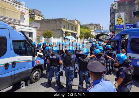 Bagnoli, Napoli, Italia. 15 luglio 2024, Napoli, Napoli, italia: 15/07/2024, Napoli, in occasione della visita del primo Ministro Giorgia Meloni a Bagnoli per la firma del protocollo d'intesa tra il governo e il Commissario straordinario per Bagnoli Coroglio. Nella foto: (Immagine di credito: © Fabio Sasso/ZUMA Press Wire) SOLO USO EDITORIALE! Non per USO commerciale! Crediti: ZUMA Press, Inc./Alamy Live News Foto Stock