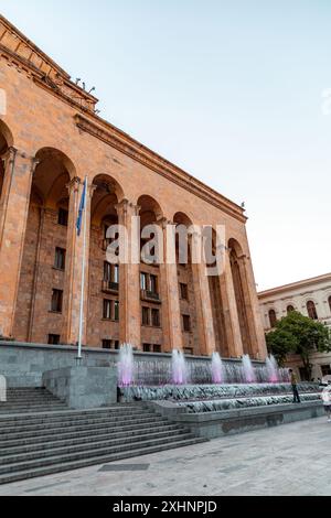 Tbilisi, Georgia - 21 GIUGNO 2024: L'edificio del Parlamento della Georgia è il luogo di incontro del Parlamento georgiano, situato in Rustaveli Avenue, TBI Foto Stock