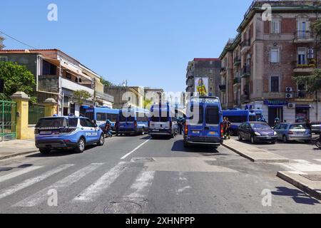 Bagnoli, Napoli, Italia. 15 luglio 2024, Napoli, Napoli, italia: 15/07/2024, Napoli, in occasione della visita del primo Ministro Giorgia Meloni a Bagnoli per la firma del protocollo d'intesa tra il governo e il Commissario straordinario per Bagnoli Coroglio. Nella foto: (Immagine di credito: © Fabio Sasso/ZUMA Press Wire) SOLO USO EDITORIALE! Non per USO commerciale! Crediti: ZUMA Press, Inc./Alamy Live News Foto Stock