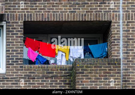 Lavaggio asciugatura su una linea di lavaggio su un balcone appartenente a un appartamento in un blocco di appartamenti a Londra, Regno Unito Foto Stock