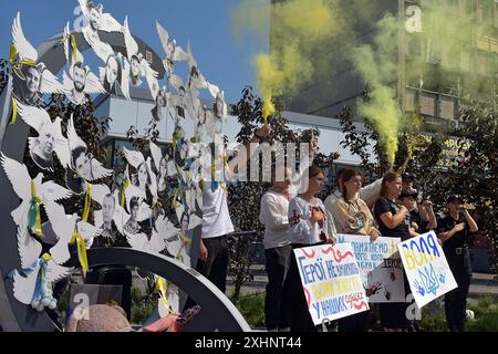 VINNYTSIA, UCRAINA - 12 LUGLIO 2024 - Un flash mob per commemorare le vittime dell'attacco missilistico russo al centro di Vinnytsia il 14 luglio 2022, al memoriale "To the Victims of Missile Attacks on Vinnytsia" in piazza Peremohy, Vinnytsia, Ucraina centro-occidentale. Ventinove persone, tra cui tre bambini, sono state uccise dall'attacco. Foto Stock