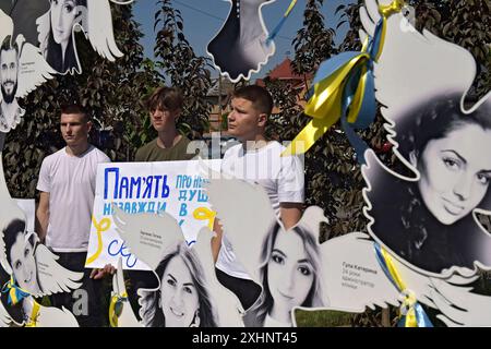 VINNYTSIA, UCRAINA - 12 LUGLIO 2024 - Un flash mob per commemorare le vittime dell'attacco missilistico russo al centro di Vinnytsia il 14 luglio 2022, al memoriale "To the Victims of Missile Attacks on Vinnytsia" in piazza Peremohy, Vinnytsia, Ucraina centro-occidentale. Ventinove persone, tra cui tre bambini, sono state uccise dall'attacco. Foto Stock