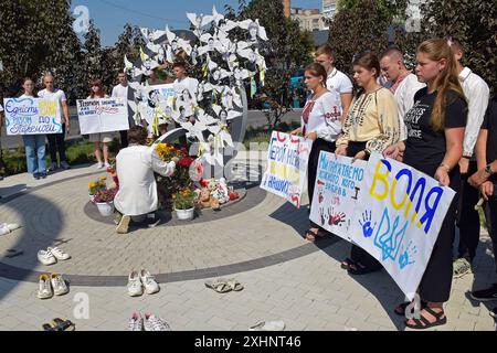 VINNYTSIA, UCRAINA - 12 LUGLIO 2024 - Un flash mob per commemorare le vittime dell'attacco missilistico russo al centro di Vinnytsia il 14 luglio 2022, al memoriale "To the Victims of Missile Attacks on Vinnytsia" in piazza Peremohy, Vinnytsia, Ucraina centro-occidentale. Ventinove persone, tra cui tre bambini, sono state uccise dall'attacco. Foto Stock