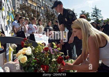 VINNYTSIA, UCRAINA - 12 LUGLIO 2024 - Un flash mob per commemorare le vittime dell'attacco missilistico russo al centro di Vinnytsia il 14 luglio 2022, al memoriale "To the Victims of Missile Attacks on Vinnytsia" in piazza Peremohy, Vinnytsia, Ucraina centro-occidentale. Ventinove persone, tra cui tre bambini, sono state uccise dall'attacco. Foto Stock