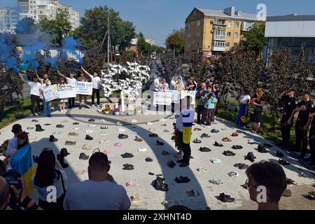 VINNYTSIA, UCRAINA - 12 LUGLIO 2024 - Un flash mob per commemorare le vittime dell'attacco missilistico russo al centro di Vinnytsia il 14 luglio 2022, al memoriale "To the Victims of Missile Attacks on Vinnytsia" in piazza Peremohy, Vinnytsia, Ucraina centro-occidentale. Ventinove persone, tra cui tre bambini, sono state uccise dall'attacco. Foto Stock