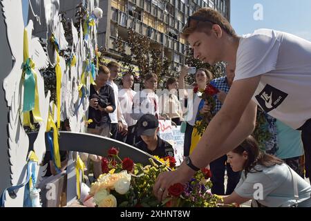 VINNYTSIA, UCRAINA - 12 LUGLIO 2024 - Un flash mob per commemorare le vittime dell'attacco missilistico russo al centro di Vinnytsia il 14 luglio 2022, al memoriale "To the Victims of Missile Attacks on Vinnytsia" in piazza Peremohy, Vinnytsia, Ucraina centro-occidentale. Ventinove persone, tra cui tre bambini, sono state uccise dall'attacco. Foto Stock