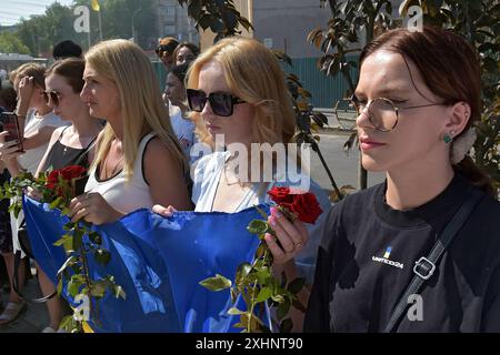 VINNYTSIA, UCRAINA - 12 LUGLIO 2024 - Un flash mob per commemorare le vittime dell'attacco missilistico russo al centro di Vinnytsia il 14 luglio 2022, al memoriale "To the Victims of Missile Attacks on Vinnytsia" in piazza Peremohy, Vinnytsia, Ucraina centro-occidentale. Ventinove persone, tra cui tre bambini, sono state uccise dall'attacco. Foto Stock