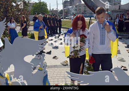 VINNYTSIA, UCRAINA - 12 LUGLIO 2024 - Un flash mob per commemorare le vittime dell'attacco missilistico russo al centro di Vinnytsia il 14 luglio 2022, al memoriale "To the Victims of Missile Attacks on Vinnytsia" in piazza Peremohy, Vinnytsia, Ucraina centro-occidentale. Ventinove persone, tra cui tre bambini, sono state uccise dall'attacco. Foto Stock