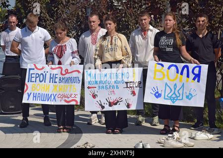 VINNYTSIA, UCRAINA - 12 LUGLIO 2024 - Un flash mob per commemorare le vittime dell'attacco missilistico russo al centro di Vinnytsia il 14 luglio 2022, al memoriale "To the Victims of Missile Attacks on Vinnytsia" in piazza Peremohy, Vinnytsia, Ucraina centro-occidentale. Ventinove persone, tra cui tre bambini, sono state uccise dall'attacco. Foto Stock