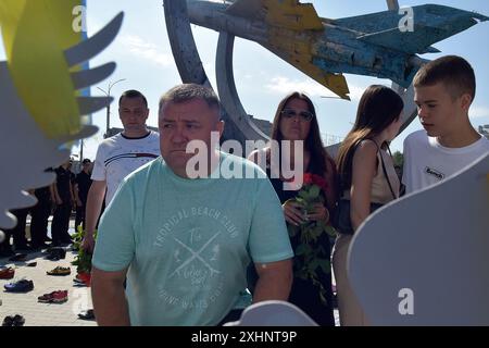 VINNYTSIA, UCRAINA - 12 LUGLIO 2024 - Un flash mob per commemorare le vittime dell'attacco missilistico russo al centro di Vinnytsia il 14 luglio 2022, al memoriale "To the Victims of Missile Attacks on Vinnytsia" in piazza Peremohy, Vinnytsia, Ucraina centro-occidentale. Ventinove persone, tra cui tre bambini, sono state uccise dall'attacco. Foto Stock