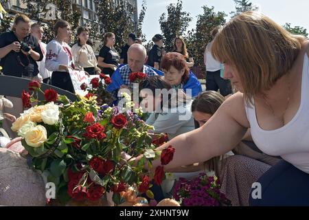 VINNYTSIA, UCRAINA - 12 LUGLIO 2024 - Un flash mob per commemorare le vittime dell'attacco missilistico russo al centro di Vinnytsia il 14 luglio 2022, al memoriale "To the Victims of Missile Attacks on Vinnytsia" in piazza Peremohy, Vinnytsia, Ucraina centro-occidentale. Ventinove persone, tra cui tre bambini, sono state uccise dall'attacco. Foto Stock