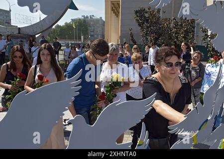 VINNYTSIA, UCRAINA - 12 LUGLIO 2024 - Un flash mob per commemorare le vittime dell'attacco missilistico russo al centro di Vinnytsia il 14 luglio 2022, al memoriale "To the Victims of Missile Attacks on Vinnytsia" in piazza Peremohy, Vinnytsia, Ucraina centro-occidentale. Ventinove persone, tra cui tre bambini, sono state uccise dall'attacco. Foto Stock