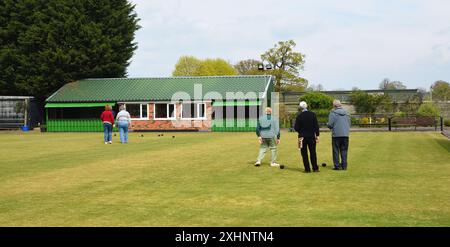 Persone che giocano a bowling in una giornata di sole. Foto Stock