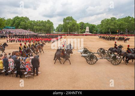 Trooping the Colour 2016, Horse Guards Parade, Londra, Regno Unito, con la Regina Elisabetta II presente. Foto Stock