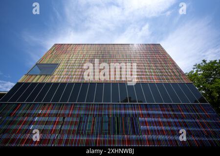 Monaco, Germania. 15 luglio 2024. Il Brandhorst Museum nel Kunstareal. Il Kunstareal si trova nel quartiere Maxvorstadt di Monaco e comprende numerosi musei, spazi espositivi e gallerie. Crediti: Sven Hoppe/dpa/Alamy Live News Foto Stock