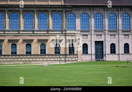 Monaco, Germania. 15 luglio 2024. L'alte Pinakothek nel Kunstareal. Il Kunstareal si trova nel quartiere Maxvorstadt di Monaco e comprende numerosi musei, spazi espositivi e gallerie. Crediti: Sven Hoppe/dpa/Alamy Live News Foto Stock