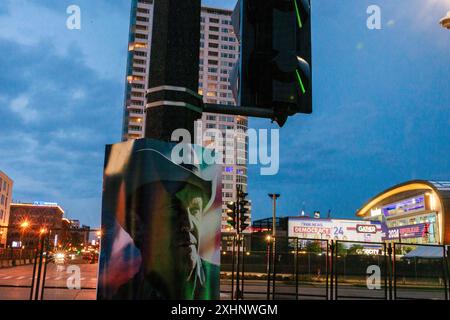 Milwaukee, Stati Uniti. 14 luglio 2024. MILWAUKEE, WISCONSIN - 14 LUGLIO: Un'immagine raffigurante Ronald Reagan dall'altra parte di un perimetro di sicurezza, pubblicizza un film su Reagan, fuori Finserv Forrum alla vigilia della Convention Nazionale Repubblicana (RNC) il 14 luglio 2024, a Milwaukee, Wisconsin. La convenzione si concluderà con l'ex presidente Donald Trump che accetta la nomina presidenziale del suo partito. L'RNC si svolge dal 15 al 18 luglio. (Foto di Jeremy Hogan/SOPA Images/Sipa USA) credito: SIPA USA/Alamy Live News Foto Stock