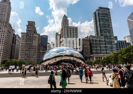 Turista al Cloud Gate, The Bean, a Millennium Park, Chicago, Illinois USA in un giorno d'estate Foto Stock