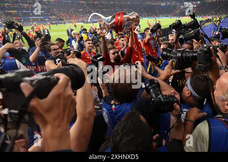 Berlino, Germania. 14 luglio 2024. La spagnola Dani Carvajal festeggia con la Henri Delaunay Cup dopo la vittoria del 2-1 nella finale dei Campionati europei di calcio all'Olympiastadion di Berlino. Foto: Jonathan Moscrop/Sportimage Credit: Sportimage Ltd/Alamy Live News Foto Stock