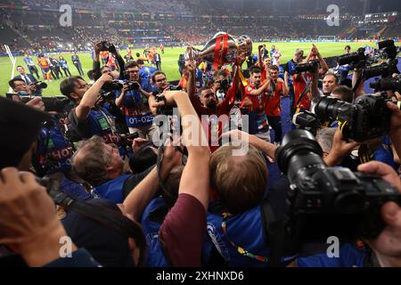 Berlino, Germania. 14 luglio 2024. La spagnola Dani Carvajal festeggia con la Henri Delaunay Cup dopo la vittoria del 2-1 nella finale dei Campionati europei di calcio all'Olympiastadion di Berlino. Foto: Jonathan Moscrop/Sportimage Credit: Sportimage Ltd/Alamy Live News Foto Stock