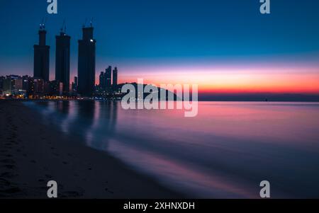 Vista panoramica dell'alba sulla spiaggia di Haeundae, Busan, Corea del Sud. Foto Stock