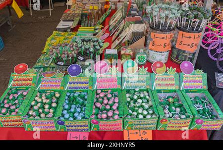 Amsterdam, Paesi Bassi - 16 maggio 2018: Bubblegum Candy with Real Cannabis Oil Lollipops Hemp Chocolate CBD Infuso Jelly Beans Green Hash Cakes Sweets Foto Stock