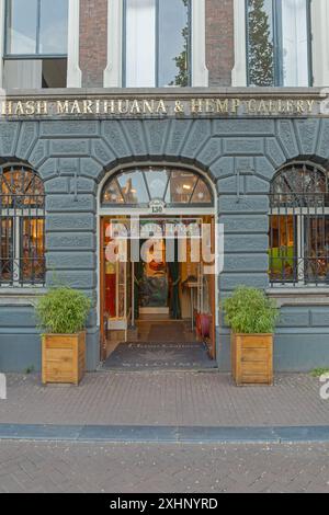 Amsterdam, Paesi Bassi - 15 maggio 2018: Ingresso all'Hash Marihuana e all'Hemp Gallery Museum Building in Oudezijds Achterburgwal Street. Foto Stock