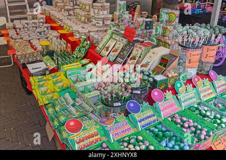 Amsterdam, Paesi Bassi - 16 maggio 2018: Bubblegum Candy with Real Cannabis Oil Lollipops Hemp Chocolate CBD Infuso Jelly Beans Green Hash Cakes Sweets Foto Stock