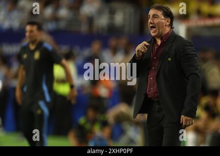 Miami, Florida, Stati Uniti. 15 luglio 2024. Nestor Lorenzo (R) della Colombia dà istruzioni durante la finale di Copa América USA 2024 tra Argentina e Colombia, all'Hard Rock Stadium, il 14 luglio 2024. Crediti: Alejandro Pagni/Alamy Live News Foto Stock