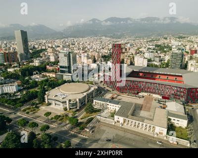 Tramonto su Tirana Albania, vista panoramica aerea della città. Foto di alta qualità Foto Stock
