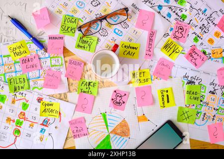 Calendario con appuntamenti e scadenze di lavoro, penne, tazze da caffè e spettacoli, programma mensile. Il concetto di business batte il tempo. Spazio libero per le copie. Foto Stock