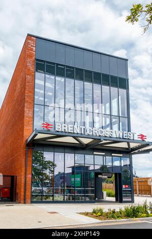 L'ingresso a Brent Cross West, una nuova stazione ferroviaria a Staples Corner Retail Park, North London, Regno Unito Foto Stock