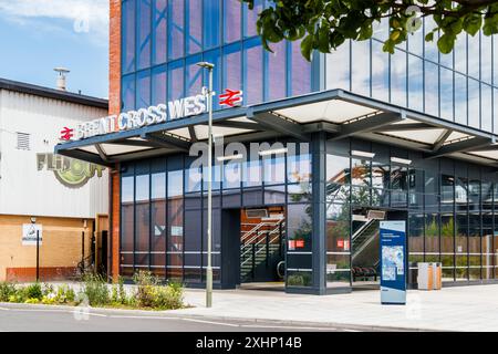 L'ingresso a Brent Cross West, una nuova stazione ferroviaria a Staples Corner Retail Park, North London, Regno Unito Foto Stock